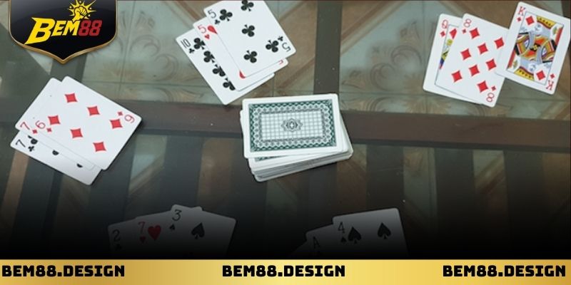 Cách chơi bài cào với ba lá bài được chia rõ ràng dễ quan sát